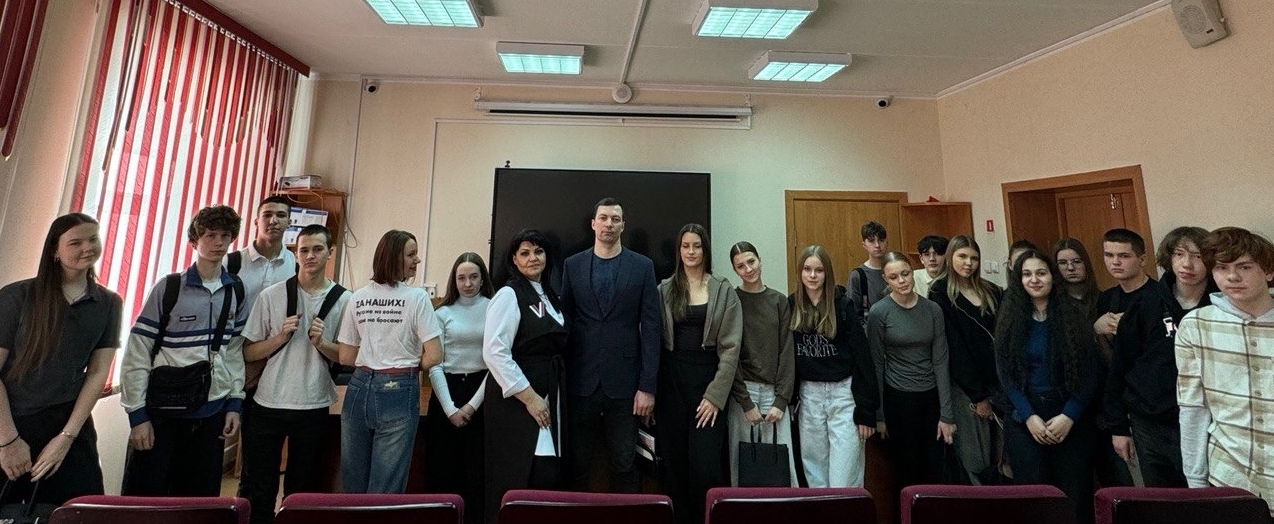 Волонтёры и бойцы СВО встретились со школьниками ОбьГЭСа