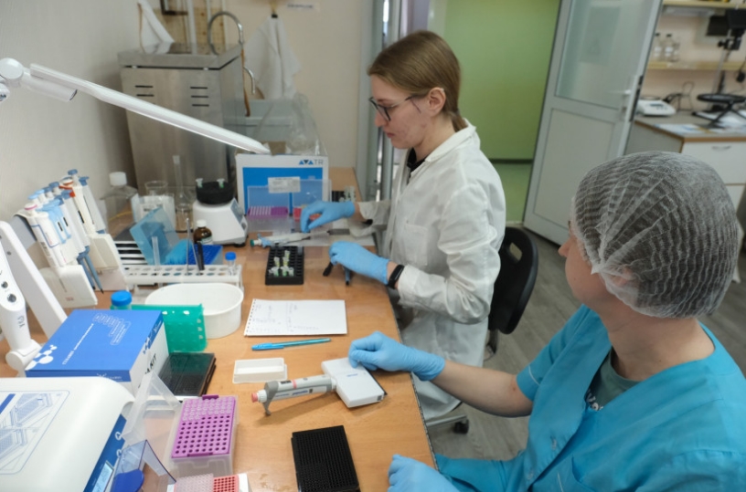 Травников и Жуков обсудили проблемы науки с молодыми учёными