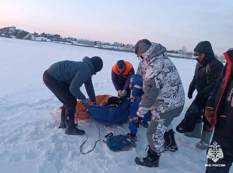 Двое новосибирцев на снегоходе врезались в снежный торос на Обском