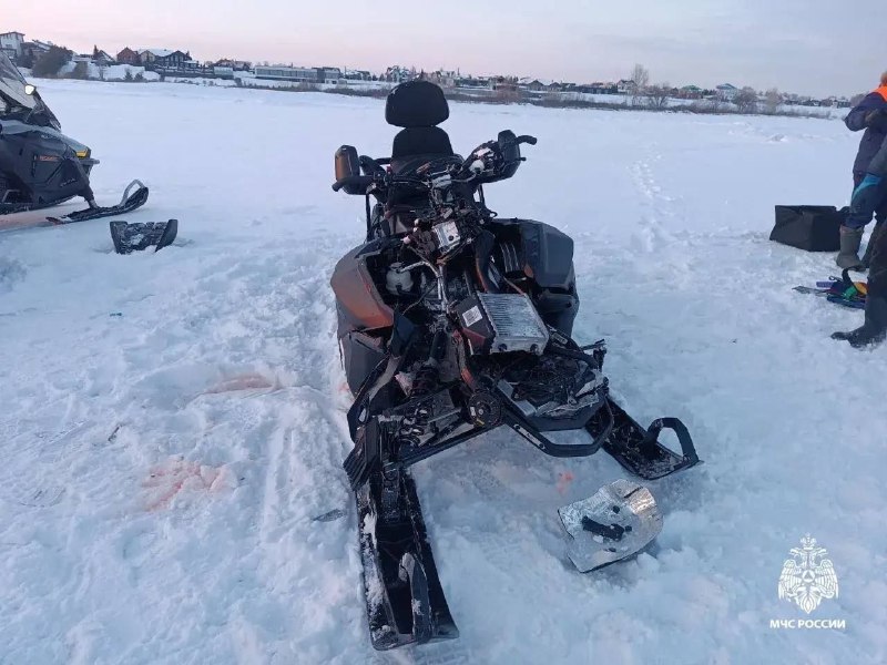 Двое новосибирцев на снегоходе врезались в снежный торос на Обском
