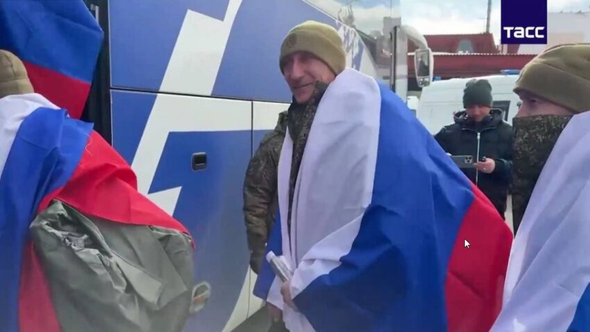 Четверо новосибирцев за два дня вернулись домой из украинского плена