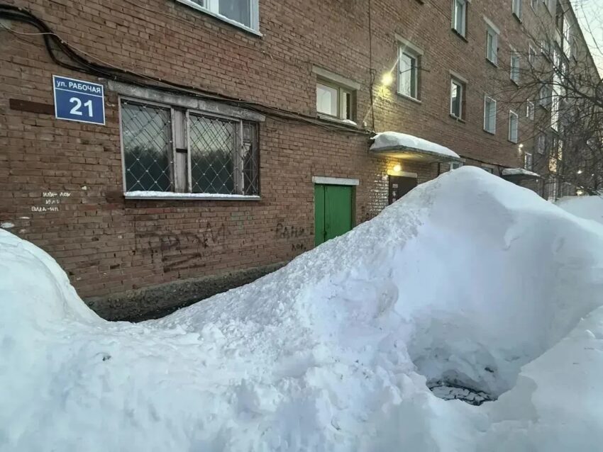 5-летняя девочка провалилась в открытый люк в посёлке под