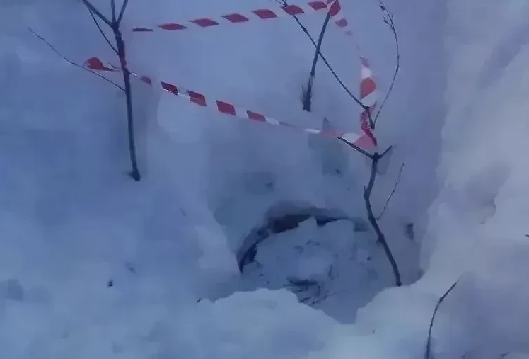 5-летняя девочка провалилась в открытый люк в посёлке под