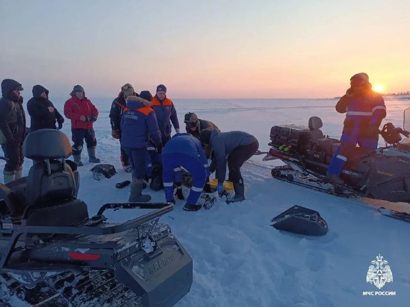 Двое новосибирцев на снегоходе врезались в снежный торос на Обском