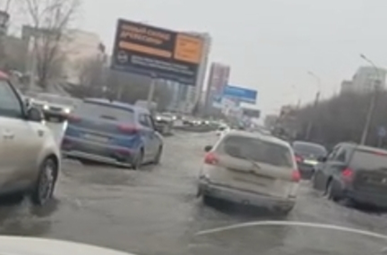 Ипподромскую подтопило талыми водами: троллейбусы пустили в объезд