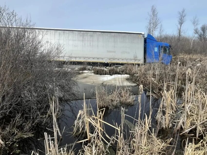 Водитель фуры съехал в кювет и погиб на трассе под Новосибирском