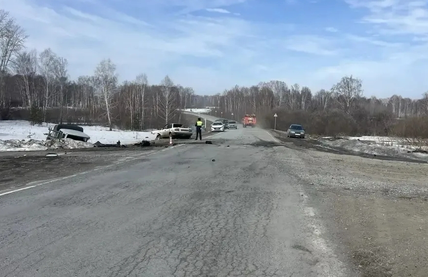 Два человека погибли в лобовом столкновении «Тойоты» и «УАЗ» под