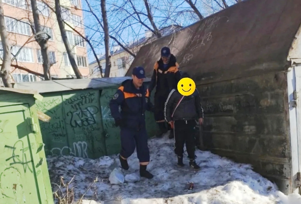 Спасатели сняли 11-летнего мальчика с гаража на ОбьГЭСе